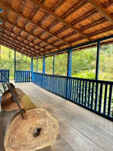 una silla de madera en un porche con techo en Sítio incrível 4Q c/ piscina e área de churrasco, en Vítor Hugo