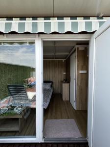 Zimmer mit einer Glasschiebetür, die zu einem Schlafzimmer führt in der Unterkunft Splav na reci Savi in Ostružnica