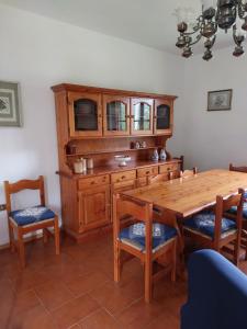 ein Esszimmer mit einem Holztisch und Stühlen in der Unterkunft Un angolo di tranquillità 