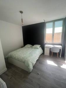 Een bed of bedden in een kamer bij Le Mermoze