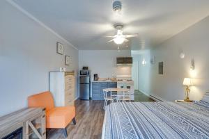 een woonkamer met een bed en een keuken bij Fayetteville Vacation Rental with Balcony! in Fayetteville
