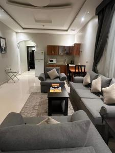 un soggiorno con due divani e un tavolo di Darina Serviced Apartments a Riyad