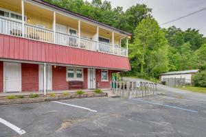 ein Gebäude mit einem Parkplatz davor in der Unterkunft Inviting New River Gorge Studio! in Fayetteville