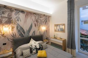 sala de estar con sofá y dormitorio en SolferinoNove en Roma