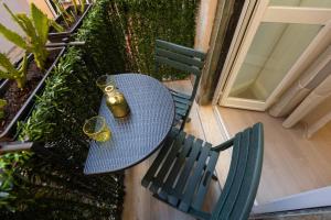 a blue table and chair on a balcony at SolferinoNove in Rome