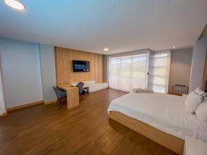 TV a/nebo společenská místnost v ubytování Arhaná Hosteria & Resort