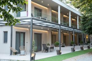 Olympus Suites في باراليا بانتالييمونوس: اطلالة خارجية على مبنى مع فناء