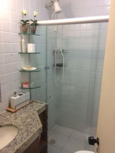 a bathroom with a glass shower with a sink at Flat 3 Mobiliado no Condominio Flats Monte Castelo - Gravatá PE in Bezerros