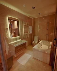 La salle de bains est pourvue d'une baignoire, d'un lavabo et de toilettes. dans l'établissement Hotel La Villa, à Gjakove