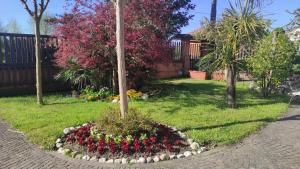 a flower bed with a pole in the middle of a yard at A CASA DI FRANK in Sora +3 photos