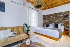 sypialnia z łóżkiem i kanapą w obiekcie Traditional House w mieście Skopelos