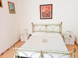 una camera con un letto e due comodini di Casa Ilaria a Lecce