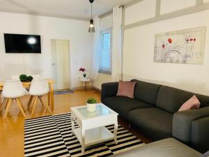 una sala de estar con un sofá y una mesa en Edu Home Bremen, en Bremen