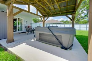 een afgeschermde veranda met een tuinhuisje bij Lovely Sebring Retreat with Hot Tub and BBQ Grill in Sebring