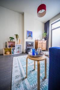 un soggiorno con tavolo e divano blu di Casa Mina - Dok Noord Ghent a Gand