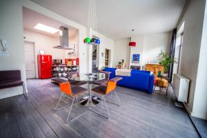 Casa Mina - Dok Noord Ghent في خنت: غرفة معيشة مع طاولة وكراسي