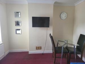 Μια τηλεόραση ή/και κέντρο ψυχαγωγίας στο Comfy one bedroom flat
