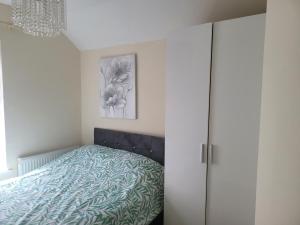 a bedroom with a bed and a cabinet at Comfy one bedroom flat in Tilehurst