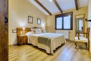 Un pat sau paturi într-o cameră la Apartamentos rurales Alameda del Jerte