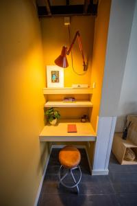 Un escritorio con una silla en una habitación con paredes amarillas en Casa Mina - Dok Noord Ghent, en Gante