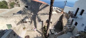 an overhead view of a building with a palm tree at Palma resorts in Nikiá