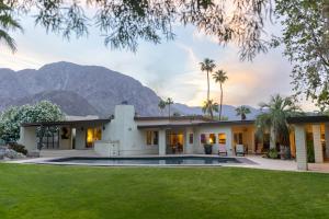 a house with a pool and mountains in the background at Mountainview Escape in Borrego Springs