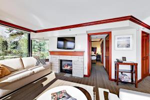 un soggiorno con divano e camino di Resort at Everline Resort & Spa #560 a Olympic Valley