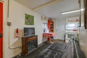 TV/trung tâm giải trí tại Dodge Ridge Pinecrest Mountain Cabin Near Hiking!