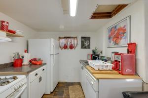 Nhà bếp/bếp nhỏ tại Dodge Ridge Pinecrest Mountain Cabin Near Hiking!