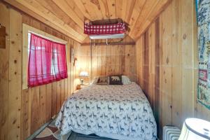 una camera con un letto in una cabina di legno di Dodge Ridge Pinecrest Mountain Cabin Near Hiking! a Cold Springs