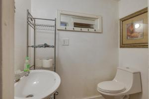 Phòng tắm tại Dodge Ridge Pinecrest Mountain Cabin Near Hiking! +21 ảnh