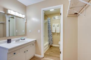 y baño con lavabo y espejo. en New River Gorge Vacation Rental with Balcony!, en Fayetteville