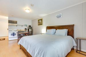 Cet appartement comprend une chambre avec un grand lit blanc et une cuisine. dans l'établissement Nifty Fayetteville Vacation Rental Near New River!, à Fayetteville