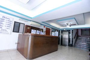 a lobby with a counter and stairs in a building at Hotel Avenida Cancun in Cancún