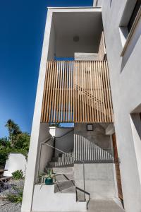 SOUTH-OF-FRANCE T2 neuf haut de gamme, climatisé, parking gratuit, 2eme ligne balcon的阳台或露台