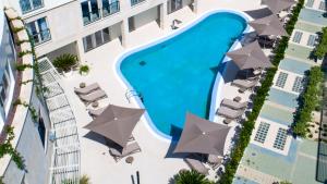 an overhead view of a swimming pool with umbrellas at Superior Seaview Apt. with Pool in Umag