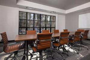 uma sala de conferências com uma mesa longa e cadeiras em Gravity Haus Vail em Vail