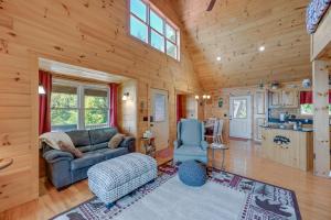 sala de estar con sofá y silla en Warm and Cozy Cabin with Deck on Top of the Blue Ridge, en Fancy Gap