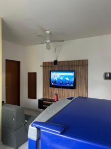 ウバトゥバにあるApartamento p temporadasの薄型テレビとソファのあるリビングルーム +23枚の写真