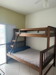 ウバトゥバにあるApartamento p temporadasの二段ベッドが備わるドミトリールームのベッド1台分です。