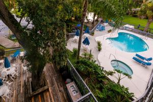 eine Aussicht auf einen Pool in einem Resort in der Unterkunft River Song in Dunnellon