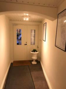 a hallway with a door with a toilet in it at Lilla Drottninggatan Apartment Hotel in Helsingborg