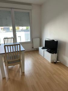 TV a/nebo společenská místnost v ubytování Grand Studio de 37m carrés - RER Laplace et Maison des Examens à 5 minutes à pied