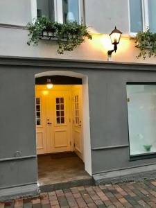 una entrada a un edificio con una puerta amarilla en Lilla Drottninggatan Apartment Hotel, en Helsingborg