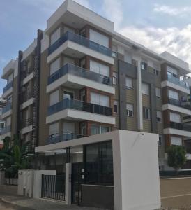 un edificio de apartamentos con balcones en una calle en Toya, en Antalya