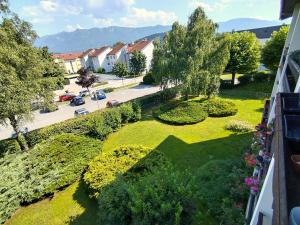 Vous bénéficierez d'une vue aérienne sur le jardin depuis le balcon. dans l'établissement Waldeslust Villach Warmbad, à Villach
