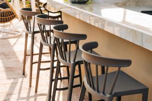 Ein Restaurant oder anderes Speiselokal in der Unterkunft Cape Blue Suites 