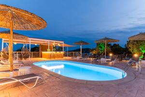 Der Swimmingpool an oder in der Nähe von Cape Blue Suites