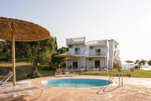 Der Swimmingpool an oder in der Nähe von Cape Blue Suites