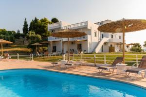 Der Swimmingpool an oder in der Nähe von Cape Blue Suites